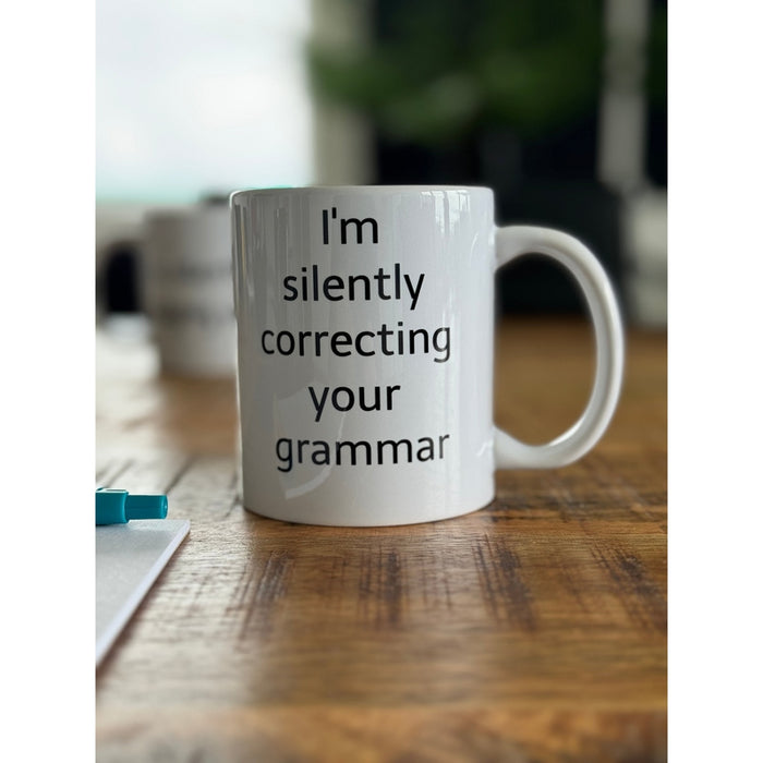 Taza estoy corrigiendo en silencio tu gramática